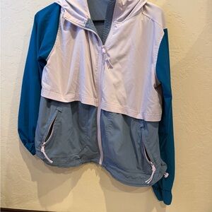 Lou & Grey Colorblock Wanderweave Windbreaker in the "Shadow Lake" size small